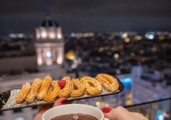 Churros con chocolate desde el cielo de Madrid en Ella Sky Bar
