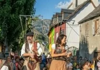 Espectacle deLlegendes a la plaça: El repòs de la Transhumància de Xip-Xap en Sant Martí de Tous