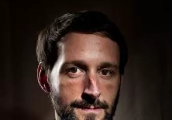 Alasdair Roberts en The Continental