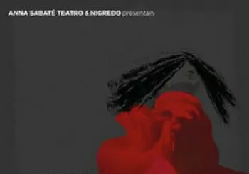 Figura de rojo en interior gris en Barcelona