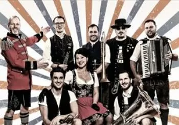 The Heimatdamisch Bavarian Band en The Cluny