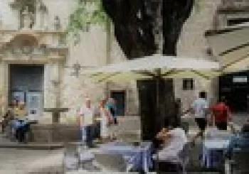 Recorrido privado a pie para ir de tapas por el casco antiguo de y espectáculo flamenco en Barcelona