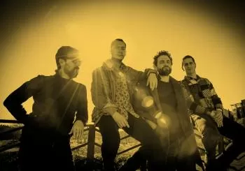 FAMILIA NORMAL + PEGATA VEJATA en Moby Dick en Madrid