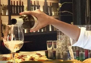 Cata de txakoli de Álava y queso Idiazabal en Vitoria-Gasteiz