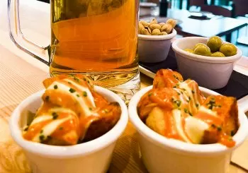 5 jarras de cerveza y 5 tapas de bravas en el Bar La Picaeta en Valencia
