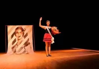 COMPA&Ntilde;&Iacute;A EL&Eacute;CTRICA presenta: MISS DOCET en Cangas