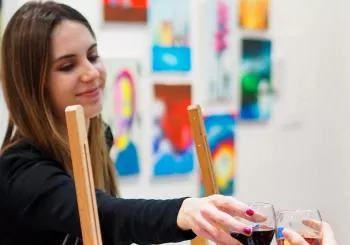 Art&Wine: pinta un cuadro con una copa de vino en Barcelona