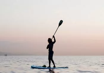 Stand up Paddle al amanecer o atardecer en la Barceloneta en Barcelona