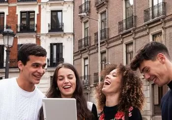 Escape Room urbano: El asesino de la máscara para hasta 4 personas en Barcelona