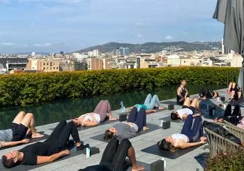 Yoga en el rooftop del Hotel Mandarin Oriental 5* by Frizzant en Barcelona