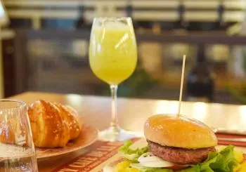 Brunch salado y dulce con copa en Café de la Cruz en Madrid