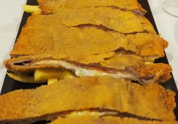 Menú con cachopo clásico de 1 metro para 4 personas en Urumea en Madrid
