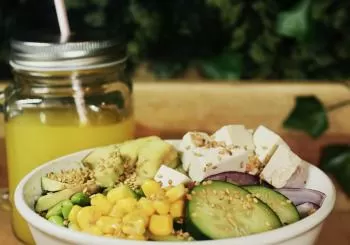 Poké bowl y bebida en Just Good en Sevilla