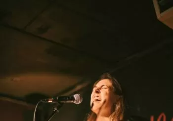 Laura Lázaro formato acústico en Santa Coloma de Gramenet