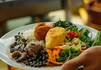 Feijoada à brasileira aos sábados no Boteco Dona Luzia na Graça en Lisbon