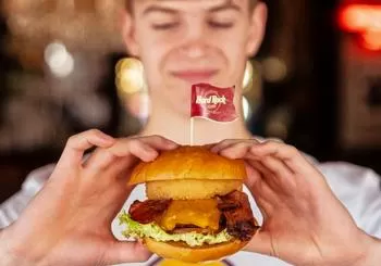 Hard Rock Cafe Berlin: Genieße einen köstlichen Burger!