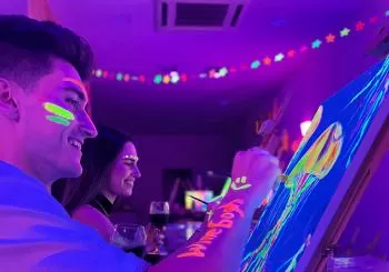 Wine Gogh Neón: pinta un cuadro fluorescente con vino ilimitado en Madrid