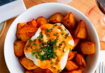 Tapa de bravas y caña o vino en Tilda Neotaberna en Madrid