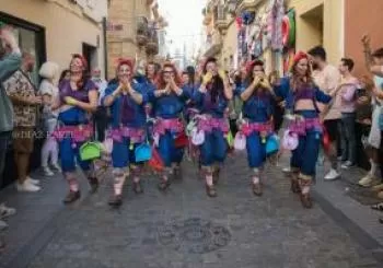 Actuación de la comparsa gaditana WE CAN DO.. en ALMERÍA