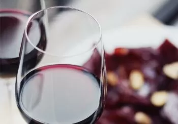 Surtido de ibéricos y botella de vino para 2 en VinoPremier en Madrid