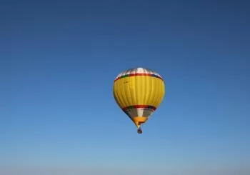 Descubre Montserrat en globo con cava y desayuno en Barcelona