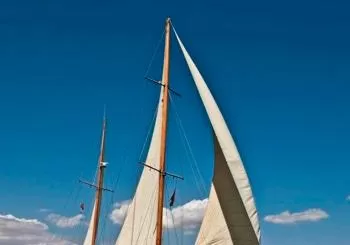 Navega en un velero por la costa, con DJ y aperitivo en Barcelona