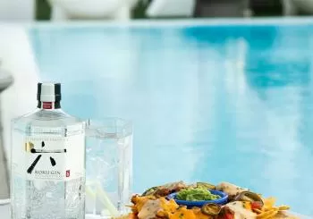 Dos gin tonics de Roku Gin con aperitivo en el rooftop de Gymage en Madrid
