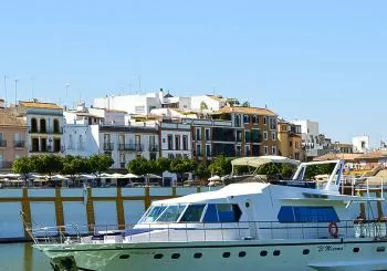 Paseo en yate por el Guadalquivir con comida y bebida en Sevilla