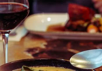 Cocido madrileño fusionado con ramen en Tilda Neotaberna Castiza Madrid