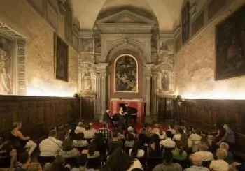 Romántica ópera italiana en la iglesia Santa Monaca en Florencia