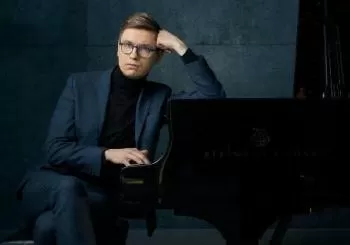 Víkingur Ólafsson interpreta a Grieg, Dénève dirige las Danzas Sinfónicas de Rachmaninoff en Amsterdam