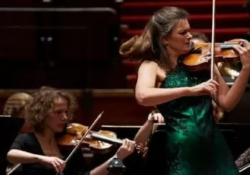 Janine Jansen interpreta a Mozart con la Orquesta del Concertgebouw en Amsterdam