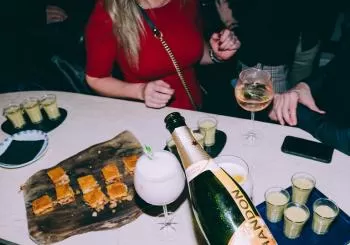 Tardeos en La Parrilla de La Máquina: DJs, copas ¡y más! en Madrid
