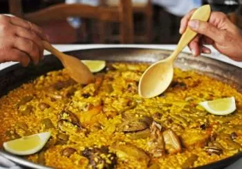 Aprende a cocinar el mejor arroz: la paella en Valencia