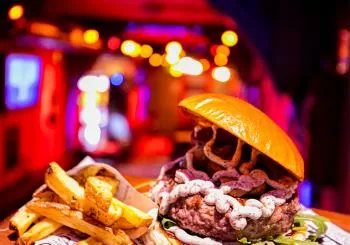 Beer pong + hamburguesa + cerveza + fiesta en Barcelona