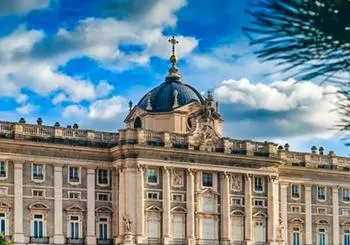 Asesinato en el Palacio Real: juego interactivo de misterio en Madrid