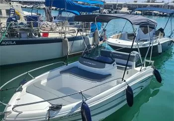 Alquiler de un bote para 5 personas, ¡sin licencia! en Malaga
