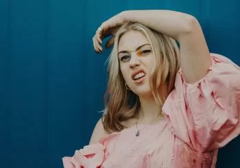 Lauran Hibberd en London