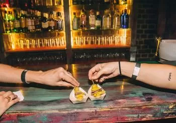 DJ session, gilda y vermut St. Petroni en el rooftop del hotel UMusic Madrid