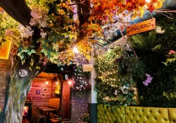 Taller infantil de flores de papel en Jardinet de Gràcia en Barcelona