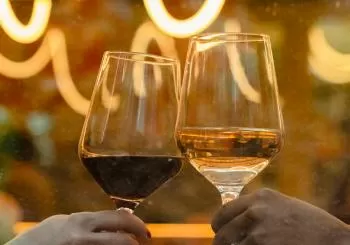 Tómate unos vinos en el patio de Tilda Neotaberna Castiza en Madrid