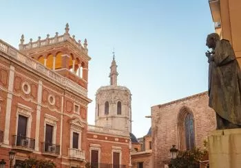 Recorrido turístico, visita a L'Oceanogràfic y cena en Valencia
