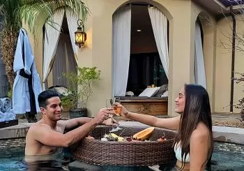 Romantic Wellness Day for Couples, Massage in Chocolate Spa and Floating Tray of Champagne & Fruits en Los Angeles