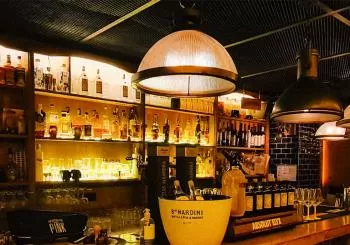 Cata de cervezas en la mística coctelería Alquimia en Barcelona