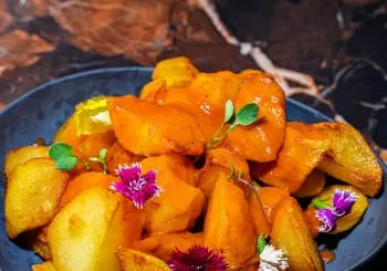 Tapa de bravas y caña o vino en Tilda Neotaberna en Madrid