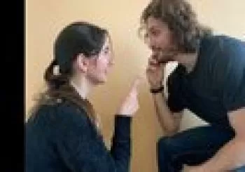 Dos personas están pensando desesperadamente en Madrid
