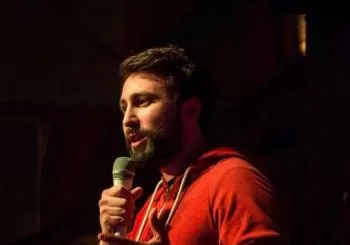 Gabriel Francès parle pendant environ une heure en Paris