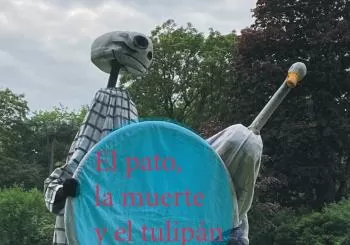 Ànec, Mort i Tulipà: Lectura escènica (teatre de carrer) basada en un llibre il·lustrat de Wolf Santanyí