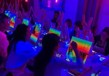 Pinta un cuadro neón mientras bebes unos vinos en Valencia