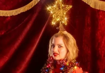 Laura Larsson - vom Theater Leo17, verlegt in die Alte Kongresshalle München